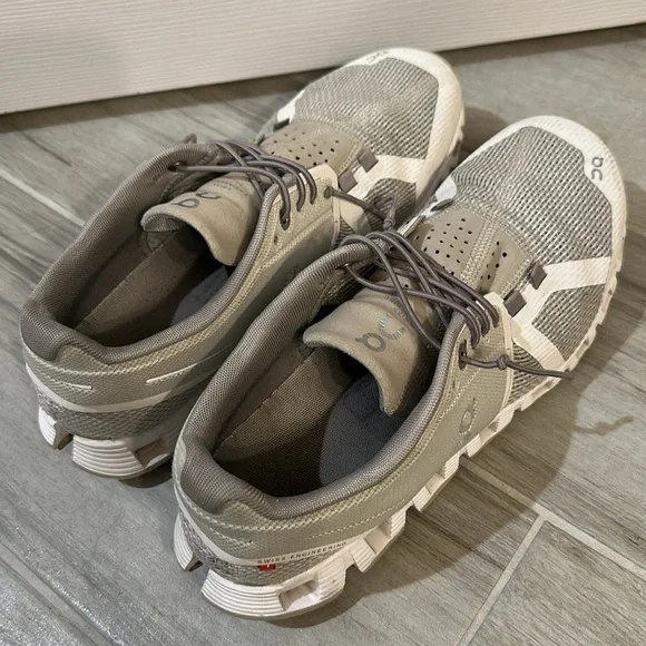 ON Running Gray and White Slip on Sneakers Cloud 5 - Picture 3 of 3